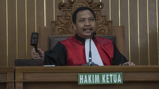Upaya praperadilan Setnov dipandang hanya memanfaatkan celah hukum. Kasus korupsi e-KTP itu sendiri sudah jelas aktor-aktor dan buktinya.
