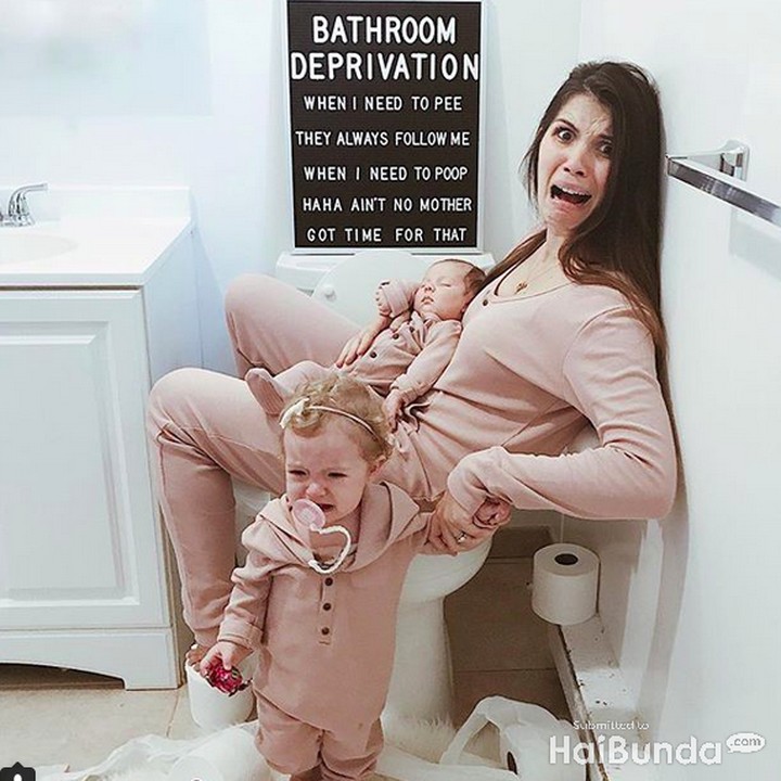 <p>Siapa yang senasib sama Bunda Maya? Mau ke toilet aja rasanya susah banget karena si kecil selalu 'nempel'. Hiks. (Foto: Instagram/ @mayavorderstrasse)</p>