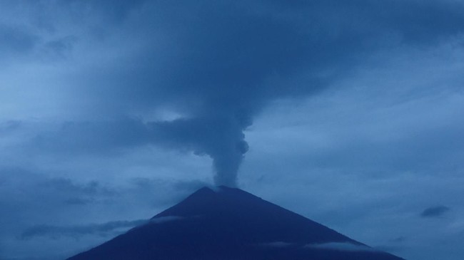 Kepala Pusat Data Informasi dan Humas BNPB Sutopo Purwo Nugroho menyatakan erupsi terjadi kembali di gunung tersebut pada pukul 11:57 WITA.