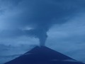 Gunung Agung Semburkan Lagi Asap Kelabu Setinggi 2.500 Meter