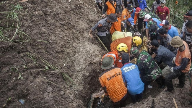 Tim SAR gabungan telah mengevakuasi satu korban tertimbun longsor di Desa Sukamaju, Kecamatan Talegong, Kabupaten Garut.