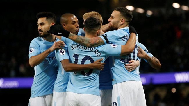 Manajer Manchester United, Jose Mourinho, menyebut semilir angin saja sudah bisa bikin para pemain Manchester City terjatuh.