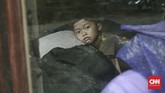 FOTO: Wajah Warga Bertahan dari Erupsi Gunung Agung Gunung Agung telah ditetapkan berstatus awas sejak akhir pekan lalu, dan beberapa kali menunjukkan aktivitas vulkanik. Namun, ada warga yang menolak mengungsi.
