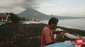 FOTO: Wajah Warga Bertahan dari Erupsi Gunung Agung