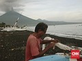 FOTO: Wajah Warga Bertahan dari Erupsi Gunung Agung