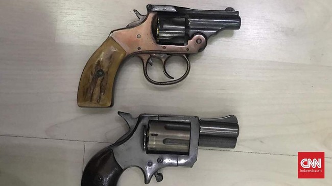 Kepolisian menangkap seorang pria bersenjata bernama Teza Irawan alias Eza yang mengeluarkan senjata api jenis revolver untuk memotong antrean keluar jalur tol.