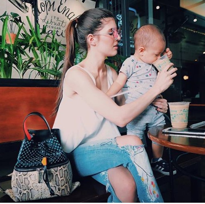 Icip sedikit aja ya, Nak, jangan segelas. He-he-he. (Foto: Instagram Mikaila Patritz)