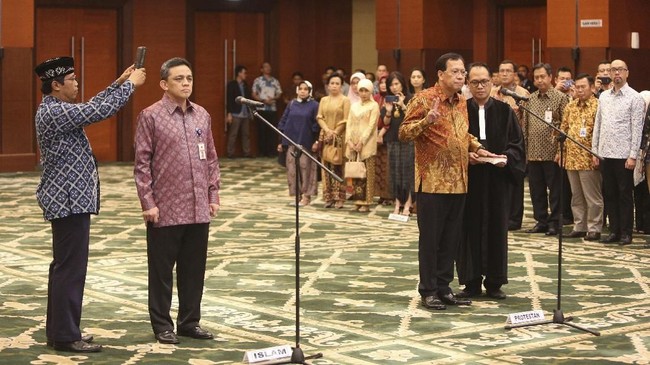 Pemerintah melalui Ditjen Pajak akan menggunakan kewenangan mengintip data nasabah bank untuk menggenjot penerimaan pajak mulai tahun depan.