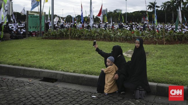 Masyarakat diminta tetap berpikiran jernih dan tidak langsung menuding para Muslimah yang mengenakan cadar adalah kelompok radikal.