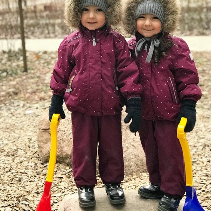 <div> Di Moscow lagi musim dingin. Si kembar makin lucu ya pakai coat begini. (Instagram @elle_four_mom)</div>