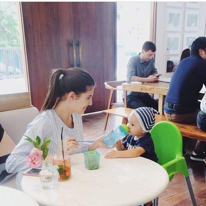 Serunya saat Arupalaka makan bareng bundanya. (Foto: Instagram Mikaila Patritz)