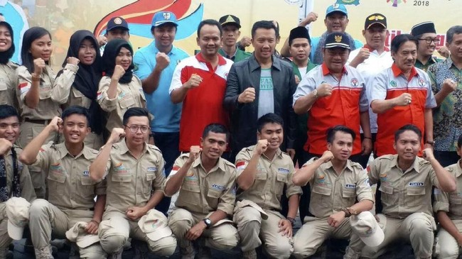 Menteri Pemuda dan Olahraga Imam Nahrawi menyambut peserta kirab pemuda 2017 dan kirab budaya di Parkir Barat Stadion Gelora Delta, Sidoarjo, Jumat (1/12) sore.