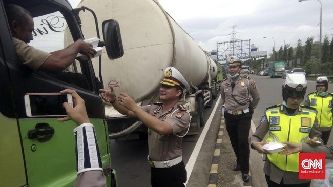 Antrian masuk ke Pelabuhan Merak mengular hingga 3 kilometer pada Jumat siang, meski pelabuhan sendiri sudah dibuka.