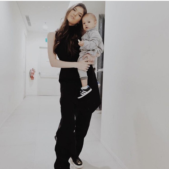 Siap foto, Nak? Cekrek! (Foto: Instagram Mikaila Patritz)