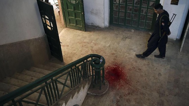 A Pakistani policeman looks a blood-stained floor of an Agriculture Training Institute following an attack by Taliban militants in Peshawar on December 1, 2017.
Nine people were killed and dozens injured on December 1 when Taliban militants stormed a training institute in the northwestern city of Peshawar as Pakistan marked the birthday of the Prophet Mohammed, officials said. / AFP PHOTO / ABDUL MAJEED