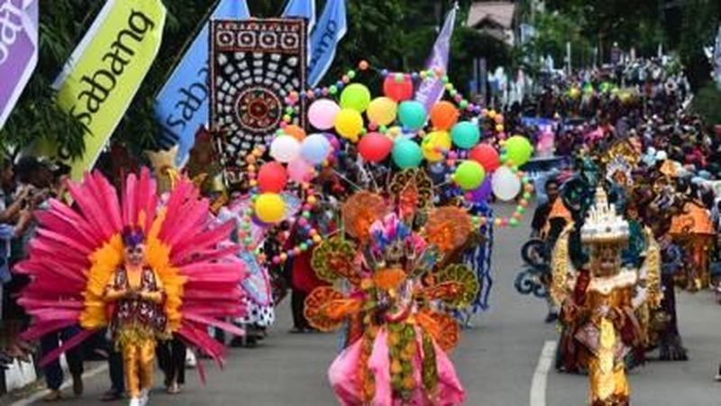 Kirab dan pawai budaya Weh Island Night (WIN) Carnival 2017 yang digelar dalam rangka memeriahkan Sail sabang 2017.