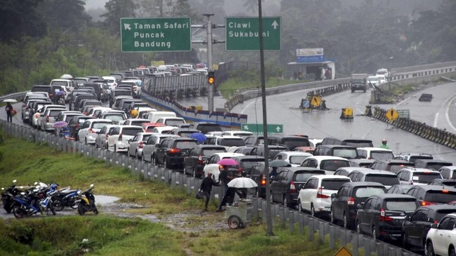 Untuk menghindari panas mesin berlebih saat kendaraan melaju di jalanan yang macet, sebenarnya ada tips mudah yang sering lalai diawasi pengemudi.
