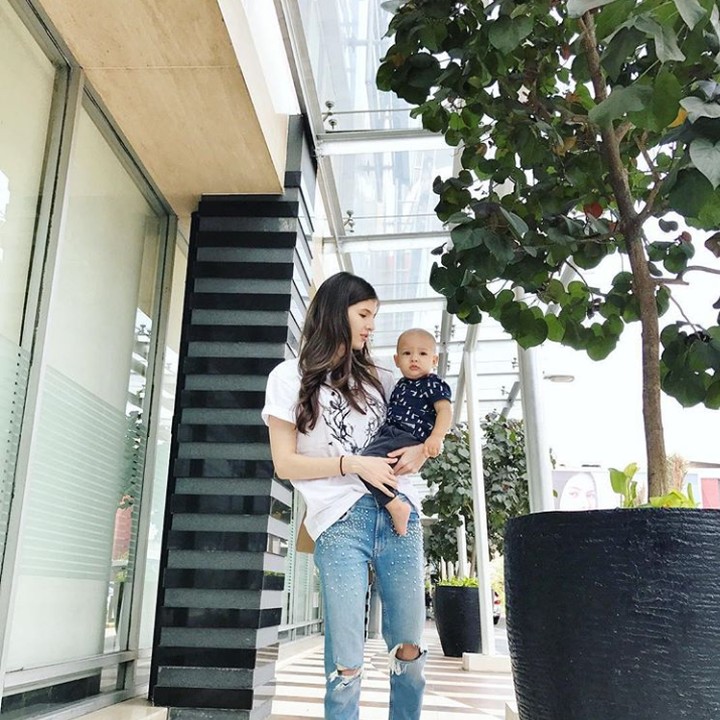 Being mother is an attitude, not a biological relation. Begitu tulis Mikaila di Instagram-nya. Setuju, Bun? (Foto: Instagram Mikaila Patritz)