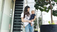 Being mother is an attitude, not a biological relation. Begitu tulis Mikaila di Instagram-nya. Setuju, Bun? (Foto: Instagram Mikaila Patritz)