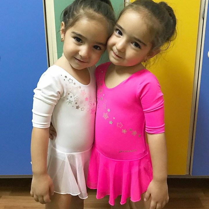 <div>Lagi mau latihan balet nih, nggemesin banget sih kamu Safiya dan Asiya. (Instagram @elle_four_mom)</div>