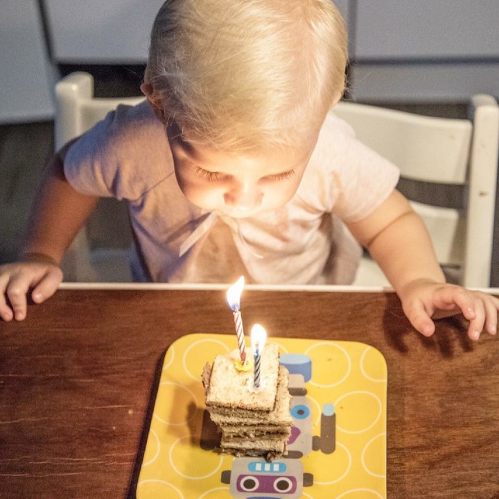 <p>Kira-kira bakal berhasil nggak, Bun, si kecil yang satu ini niup lilin? (Foto: Instagram/  @rednesd)  </p>