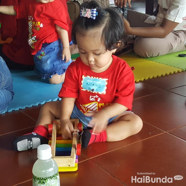<p>Si cantik sibuk sendiri.</p>
