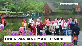 VIDEO: Bandung Diguyur Hujan, Wisatawan Tetap Berdatangan
