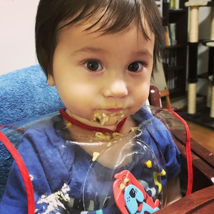 <p>Untung aja si kecil pakai alas makan ya. Hi-hi-hi. (Foto: Instagram/ @aki_go.ma)  </p>