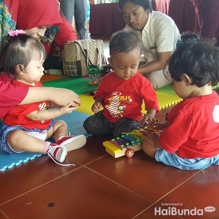 <p>Kira-kira ngobrol apa ya mereka bertiga? Nah, mereka bermain di sela-sela perayaan ulang tahun pertamanya di Istana Nelayan, Serpong, Tangerang.</p>