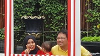 <p>Nak, lihat kamera dulu.</p>