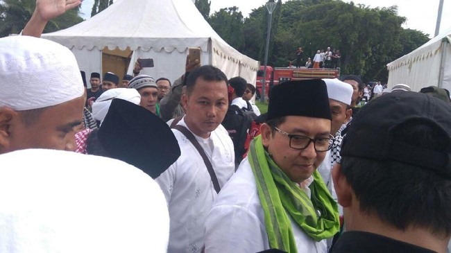 Fadli Zon meminta agar kecurigaan terhadap gerakan Islam dihentikan. Keadilan disebutnya akan datang saat ada pergantian kekuasaan.