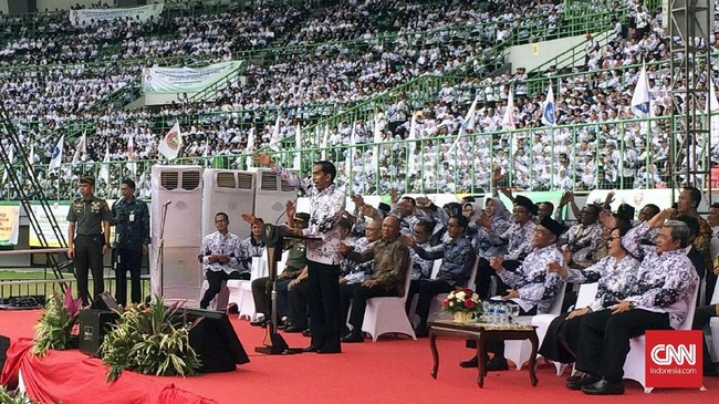 Di hadapan puluhan ribu guru, Presiden Jokowi meminta lembaga-lembaga negara memastikan tunjangan guru akan tetap dibayarkan dan tidak akan tertunda.