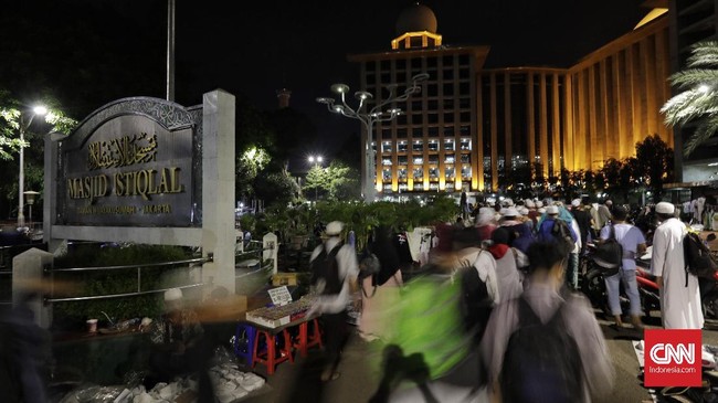 Massa aksi 115 yang memprotes kebijakan AS atas Yerusalem telah berkumpul di Monas dan Istiqlal. Mereka memulai aktivitas dengan salat subuh berjemaah.