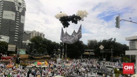 Di Reuni 212, Balon Hitam Putih 'Terbangkan' Bendera HTI