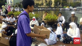 Ketika Peserta Reuni 212 Saling Berbagi dan Jaga Kebersihan