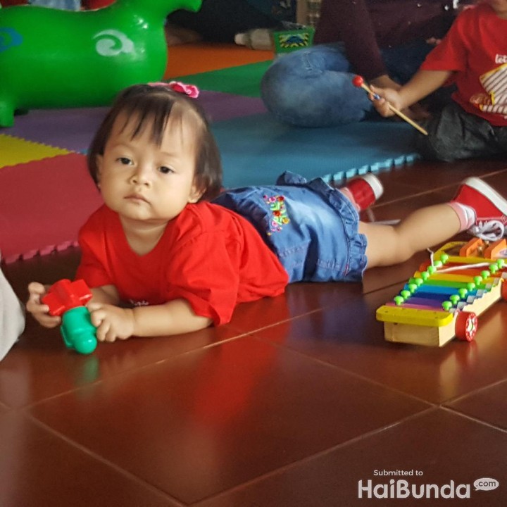<p>Nak, udah capek ya mainnya?</p>