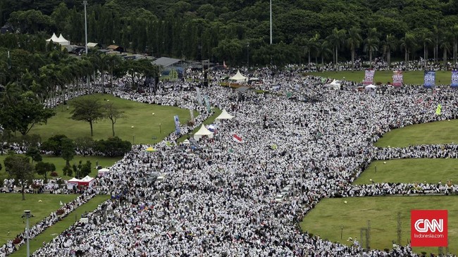 Reuni Akbar 212 tak hanya ramai di Lapangan Monas, namun juga di media sosial. #ReuniAkbar212 menjadi topik yang diperbincangkan para netizen.