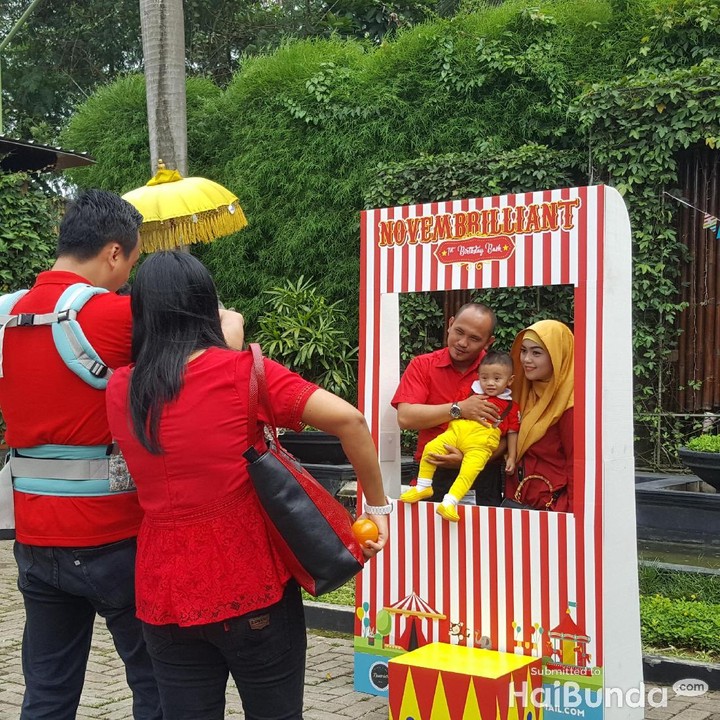<p>Foto keluarga dulu yuk. Cekrek! Saling tolong-menolong dalam mengambil foto, he-he-he.</p>