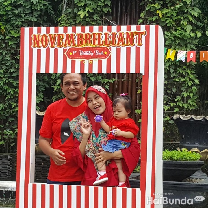 <p>Kompaknya pakai baju serba merah.</p>