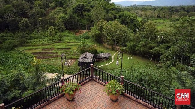 Meski jauh dari mana-mana, resor mewah ini tidak lupa memanjakan tamunya dengan beragam kegiatan menarik, salah satunya napak tilas jalur opium.