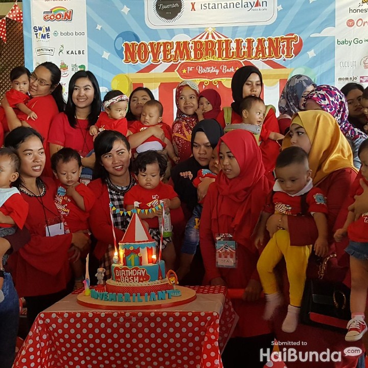 <p>Sebelum potong kue, nyanyi dulu ya.</p>