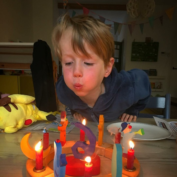 <p>Tuh, sampe menggembung gitu pipinya demi berhasil tiup lilin. (Foto: Instagram/ @sannevandegrift)  </p>