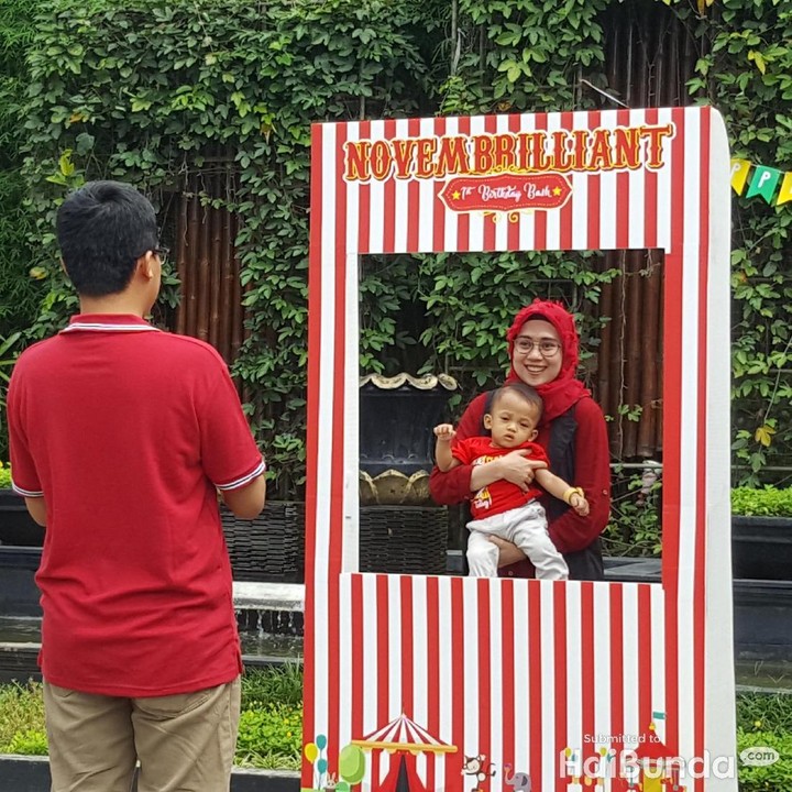 <p>"Bun, sini ayah foto dulu. Ayo Senyum, Nak."</p>