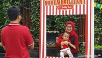 <p>"Bun, sini ayah foto dulu. Ayo Senyum, Nak."</p>