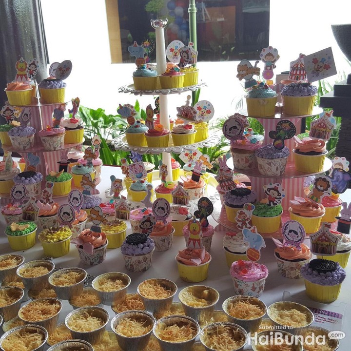 <p>Kue-kue lucu menyemarakkan ulang tahun pertama bayi-bayi November.</p>