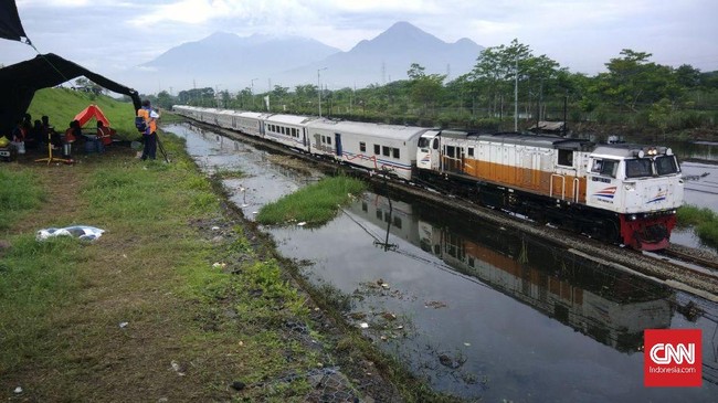 Jalur KA Porong-Tanggulangin sempat lumpuh enam hari setelah terendam banjir. Kini jalur tersebut bisa kembali dilintasi kereta meski dengan kecepatan terbatas.