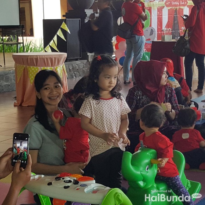<p>Yang naik gajah hijau kok nggak mau difoto?</p>