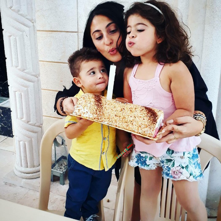 <p>Si adek kayaknya 'terkesima' sama aksi kakanya niup lilin. He-he-he. (Foto: Instagram/ @nicolekatallah)  </p>