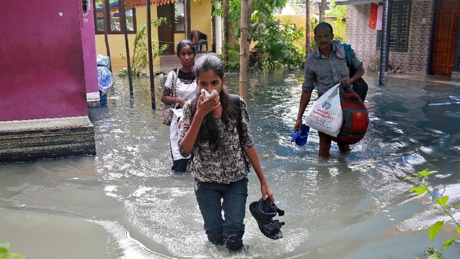 Siklon Ockhi menyebabkan banjir besar yang menerjang India dan Sri Lanka sehingga 26 tewas dan ribuan lainnya terpaksa mengungsi.