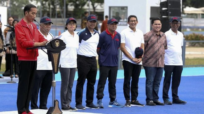 Menpora Imam Nahrawi mendampingi Presiden Joko Widodo saat meresmikan sejumlah lapangan untuk Asian Games 2018 di Komplek GBK, Senayan, Sabtu (2/12).